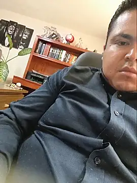Snapshot of Luis220992 chatting on 05.27.26 Luis220992 online show from 05.27.26