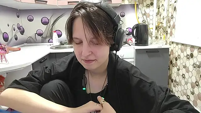 Snapshot of Saranade chatting on 06.19.26 Saranade online show from 06.19.26