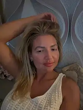 Snapshot of szexicicamica chatting on 06.11.26 szexicicamica online show from 06.11.26
