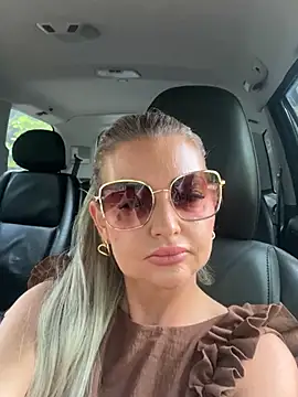 Snapshot of szexicicamica chatting on 06.18.26 szexicicamica online show from 06.18.26