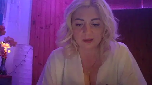 Snapshot of LunaaKiss chatting on 06.01.26 LunaaKiss online show from 06.01.26