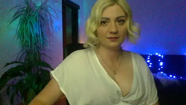Snapshot of LunaaKiss chatting on 06.15.26 LunaaKiss online show from 06.15.26