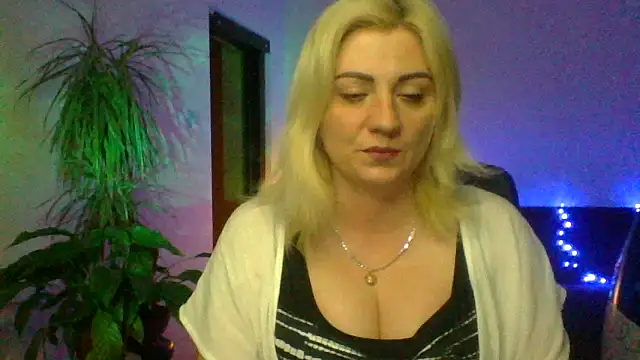 Snapshot of LunaaKiss chatting on 06.16.26 LunaaKiss online show from 06.16.26