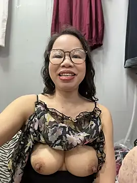 Snapshot of honghong_mother chatting on 06.27.26 honghong mother online show from 06.27.26