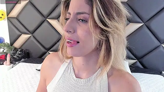 Snapshot of AdrianaHarlow chatting on 06.28.26 AdrianaHarlow online show from 06.28.26