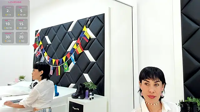 Snapshot of CarlaLinares chatting on 06.18.26 CarlaLinares online show from 06.18.26