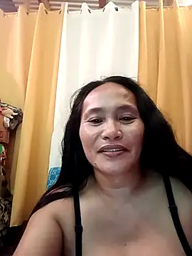 Snapshot of Queenslay chatting on 07.17.26 Queenslay online show from 07.17.26