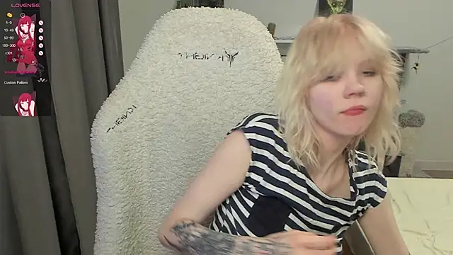 Snapshot of voguecaroline chatting on 07.17.26 voguecaroline online show from 07.17.26