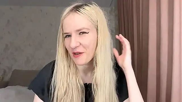 Snapshot of KeraZwart chatting on 07.19.26 KeraZwart online show from 07.19.26