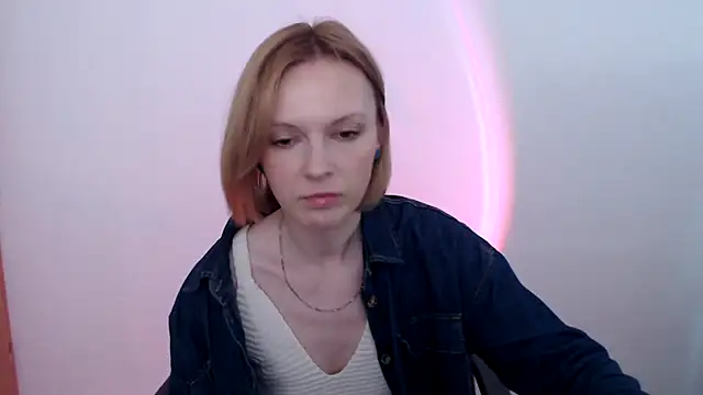 Snapshot of AdelleLovee_ chatting on 06.08.26 AdelleLovee online show from 06.08.26