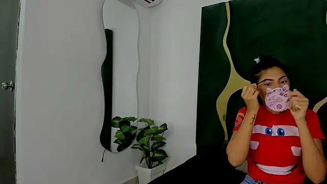 Snapshot of Mila_petiteasm chatting on 06.26.26 Mila petiteasm online show from 06.26.26