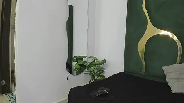 Snapshot of Mila_petiteasm chatting on 06.27.26 Mila petiteasm online show from 06.27.26