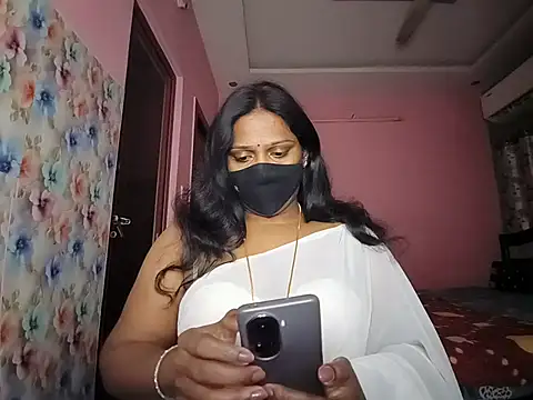 Snapshot of Meenakshy chatting on 06.17.26 Meenakshy online show from 06.17.26