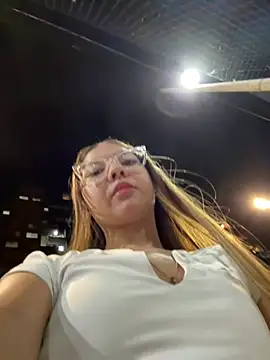 Sexy emily outdoors  online show from 06.11.26