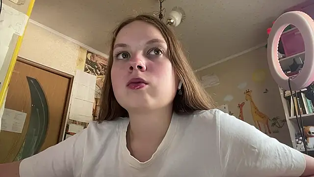 Snapshot of Aileyn chatting on 07.21.26 Aileyn online show from 07.21.26