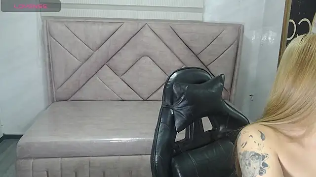Snapshot of Scarlet_Queen_v chatting on 06.18.26 Scarlet Queen v online show from 06.18.26