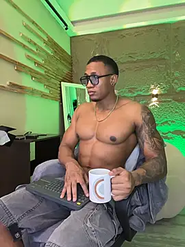 Snapshot of LoganVarela chatting on 07.07.26 LoganVarela online show from 07.07.26