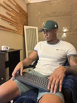 Snapshot of LoganVarela chatting on 07.13.26 LoganVarela online show from 07.13.26