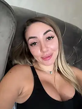 Snapshot of BabesGoWild chatting on 10.17.25 BabesGoWild online show from 10.17.25