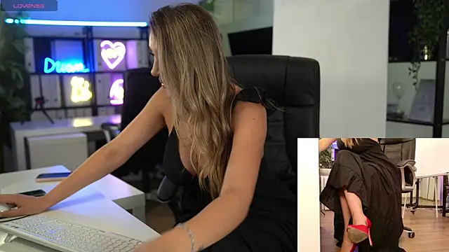 Snapshot of BabesGoWild chatting on 06.18.26 BabesGoWild online show from 06.18.26