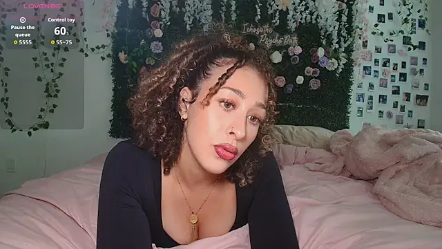 Snapshot of LyraCovee chatting on 06.17.26 LyraCovee online show from 06.17.26