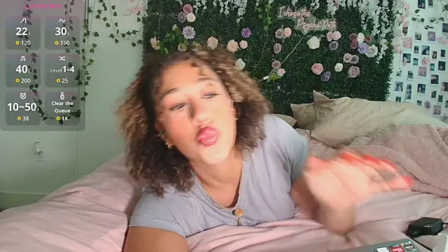Snapshot of LyraCovee chatting on 06.25.26 LyraCovee online show from 06.25.26