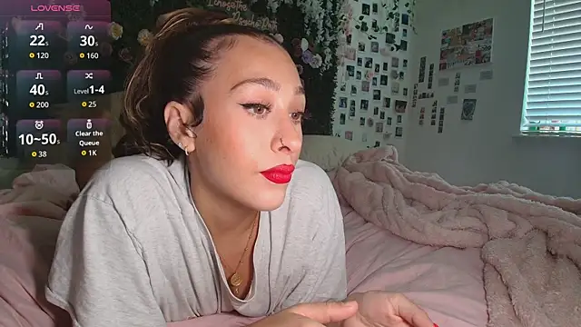 Snapshot of LyraCovee chatting on 06.27.26 LyraCovee online show from 06.27.26