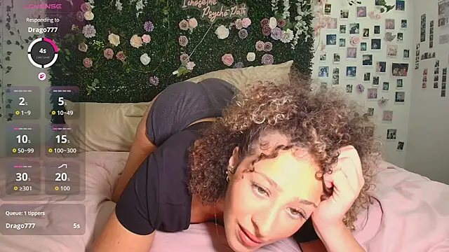 Snapshot of LyraCovee chatting on 07.23.26 LyraCovee online show from 07.23.26