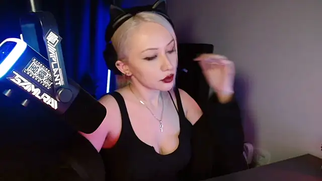 Snapshot of roxxyrowe chatting on 06.13.26 roxxyrowe online show from 06.13.26