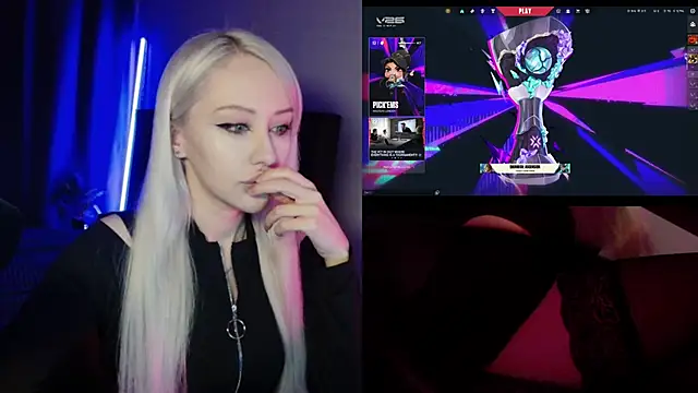 Snapshot of roxxyrowe chatting on 06.22.26 roxxyrowe online show from 06.22.26
