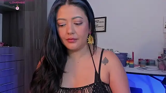 LauraToro  online show from 05.04.26