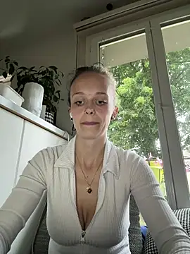 Snapshot of LillyWannaPlay chatting on 06.11.26 LillyWannaPlay online show from 06.11.26