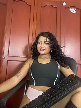Snapshot of maryale01 chatting on 07.18.26 maryale01 online show from 07.18.26