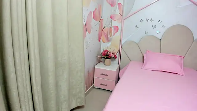Millieskinny18 online show from 06.19.26
