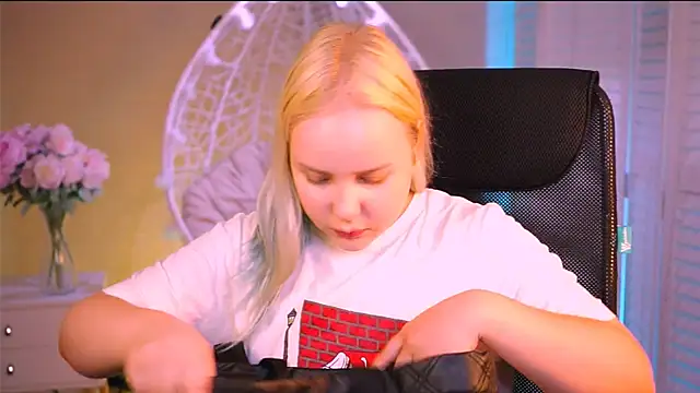 Snapshot of stellawatts chatting on 06.19.26 stellawatts online show from 06.19.26