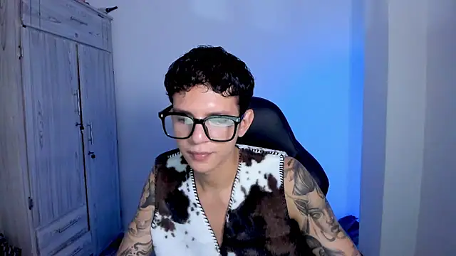 Snapshot of tylerrnova chatting on 06.23.26 tylerrnova online show from 06.23.26