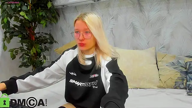 Snapshot of Nika-Smith chatting on 08.06.26 Nika-Smith online show from 08.06.26