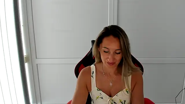 Snapshot of LilyDreamm chatting on 07.18.26 LilyDreamm online show from 07.18.26