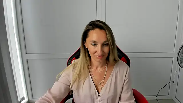 Snapshot of LilyDreamm chatting on 07.21.26 LilyDreamm online show from 07.21.26