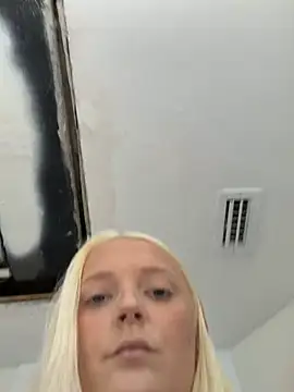 Snapshot of Blondebarbie21 chatting on 06.22.26 Blondebarbie21 online show from 06.22.26