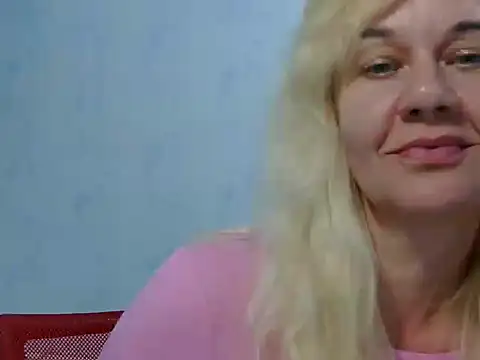 Snapshot of Ravelynni chatting on 06.27.26 Ravelynni online show from 06.27.26