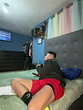 Snapshot of LatinoLeones chatting on 07.19.26 LatinoLeones online show from 07.19.26