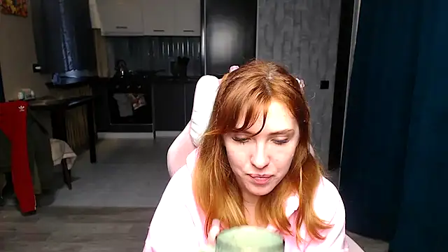 Snapshot of Reginasmilee chatting on 10.27.25 Reginasmilee online show from 10.27.25