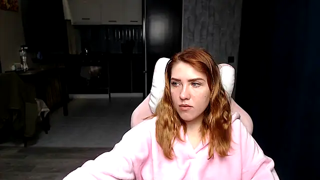 Snapshot of Reginasmilee chatting on 10.28.25 Reginasmilee online show from 10.28.25