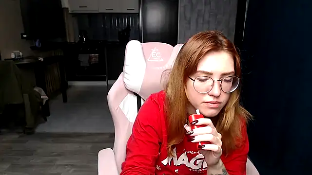 Snapshot of Reginasmilee chatting on 10.29.25 Reginasmilee online show from 10.29.25