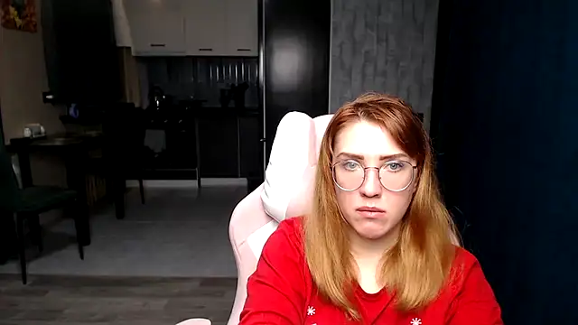 Snapshot of Reginasmilee chatting on 10.30.25 Reginasmilee online show from 10.30.25