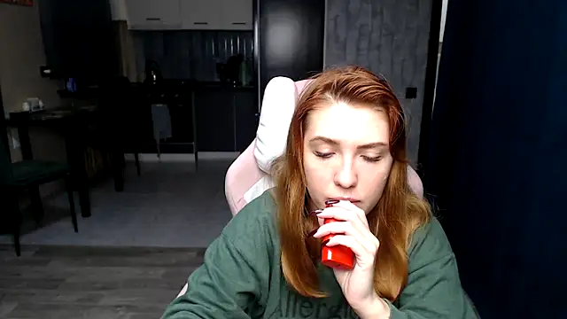 Snapshot of Reginasmilee chatting on 10.31.25 Reginasmilee online show from 10.31.25