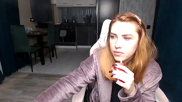 Snapshot of Reginasmilee chatting on 11.04.25 Reginasmilee online show from 11.04.25