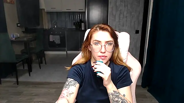 Snapshot of Reginasmilee chatting on 11.17.25 Reginasmilee online show from 11.17.25