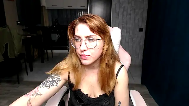 Snapshot of Reginasmilee chatting on 11.19.25 Reginasmilee online show from 11.19.25